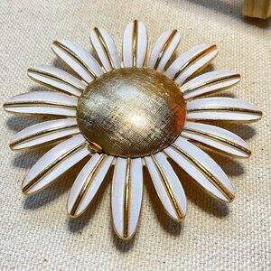 🌼 1970s AVON Daisy Perfume Locket Brooch – Whimsical Retro Charm